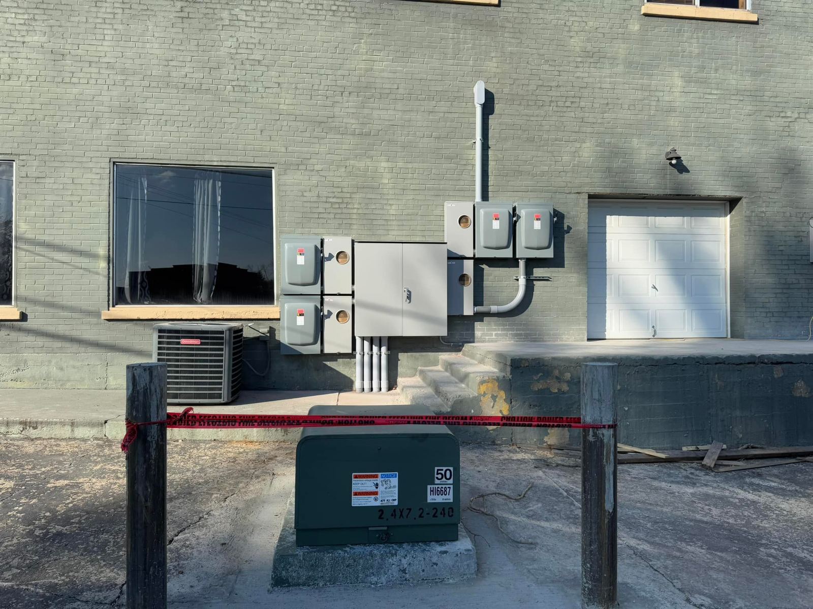 1600A commercial service on a brick building